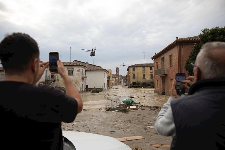 Užas u Italiji: Auti plivaju ulicama, pijavica nosi ležaljke i suncobrane
